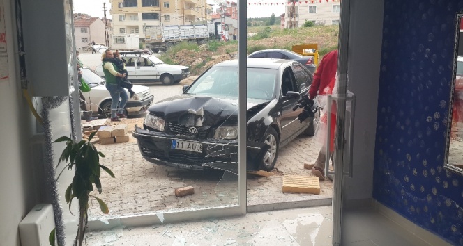 Bilecik'te kadın sürücü el frenini çekmeyi unutursa...