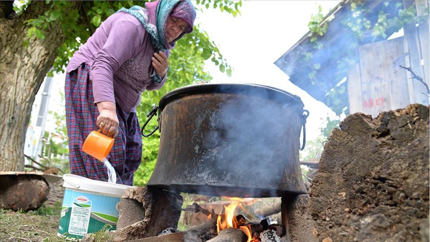 Bilecik'te kadınların kekik suyu mesaisi başladı