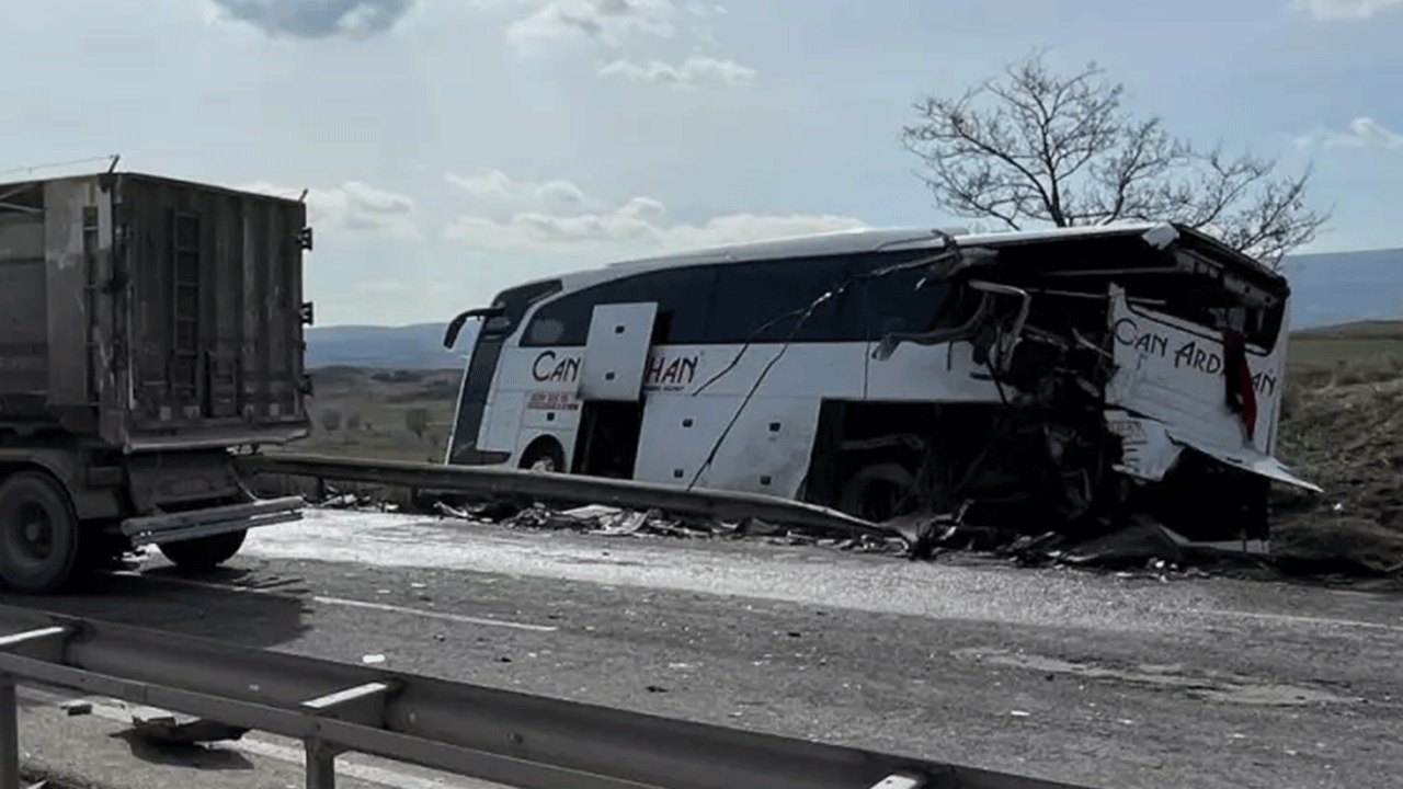 Bilecik'te kaza: Tır ile yolcu otobüsü çarpıştı!
