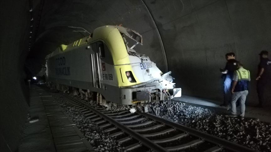 Bilecik'te kılavuz tren tünelde raydan çıktı: 2 kişi hayatını kaybetti