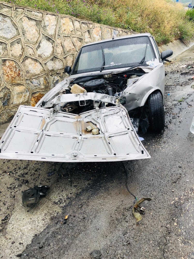 Bilecik’te kontrolden çıkan otomobil duvara çarptı: 3 yaralı 
