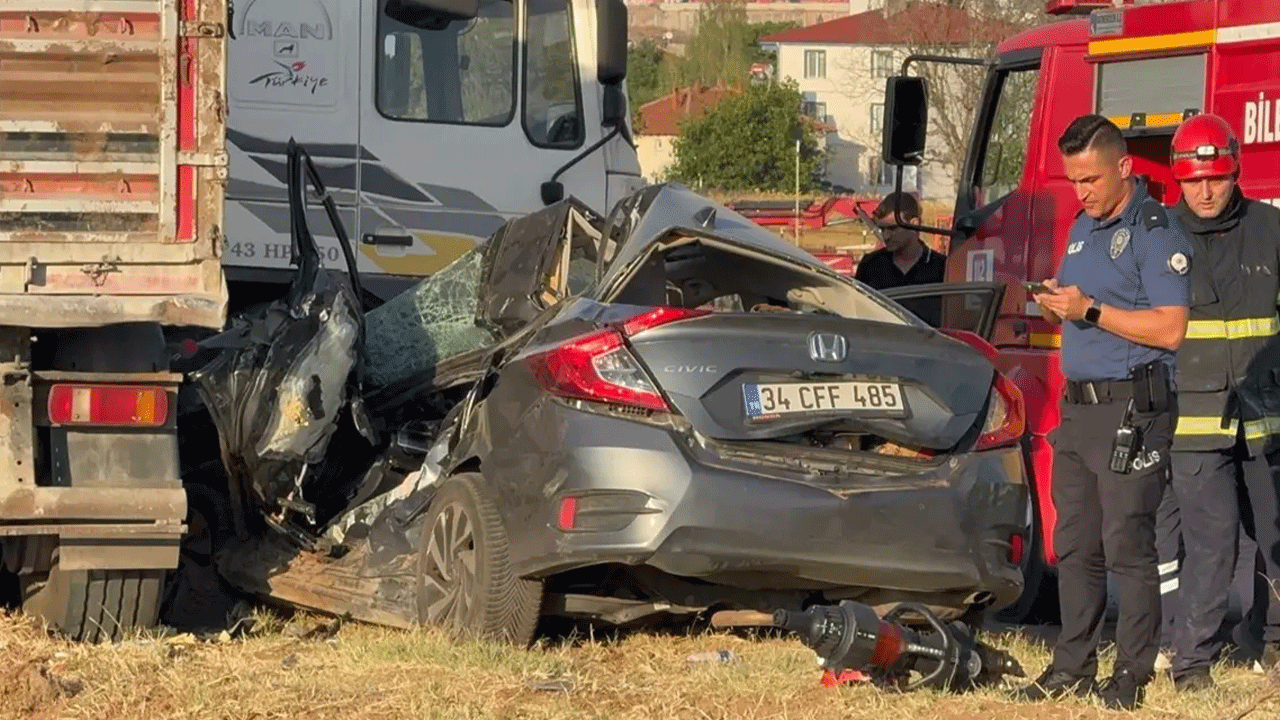 Korkunç kaza! TIR'ın altında ezildiler