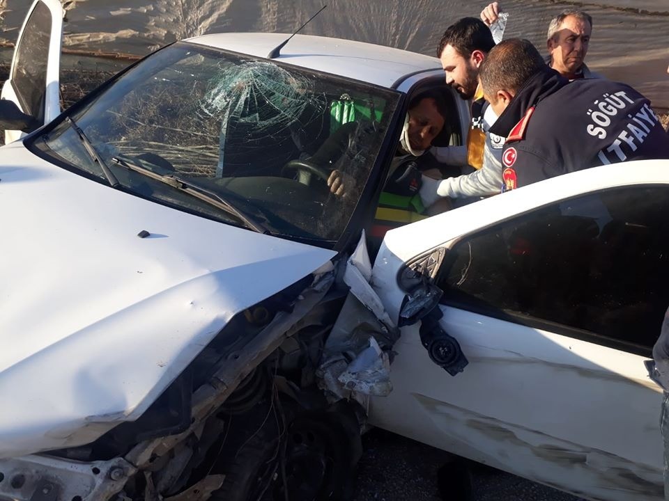 Bilecik’te meydana gelen trafik kazasında 2 kişi yaralandı 