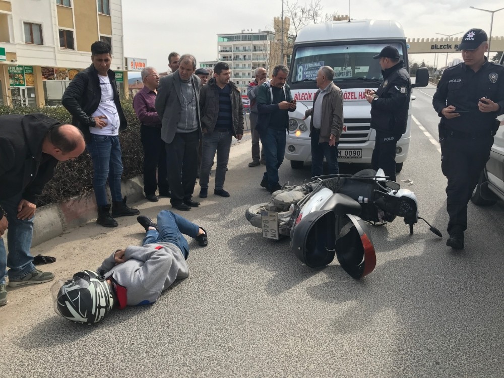 Bilecik’te motosiklet ile minibüs çarpıştı, 2 kişi yaralandı 