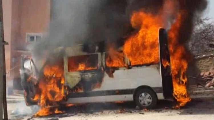 Bilecik'te öğrenci minibüsü alev alev yandı
