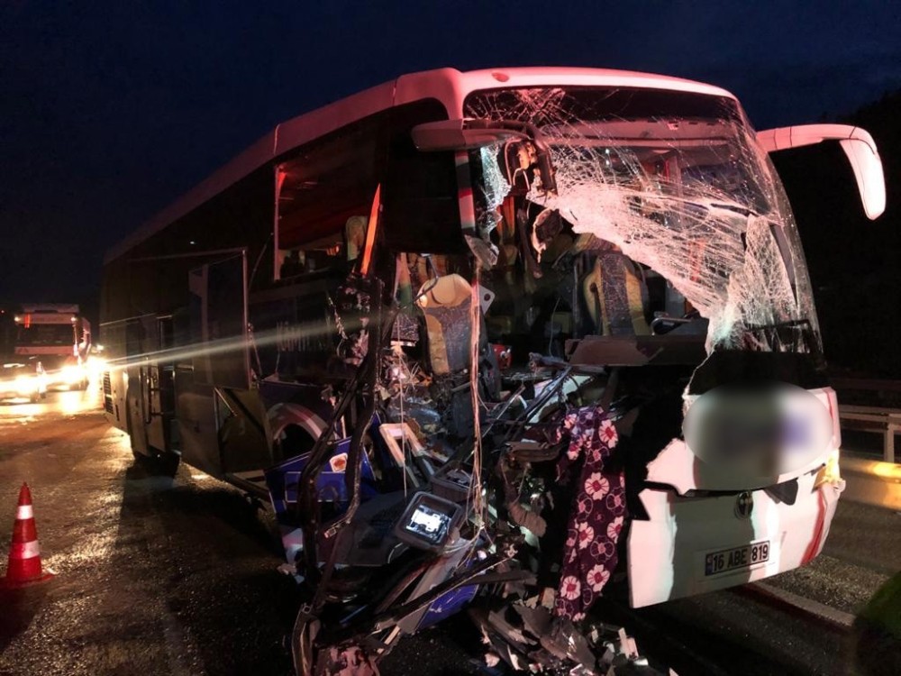 Bilecik’te otobüs ile tır çarpıştı: 17 yaralı 