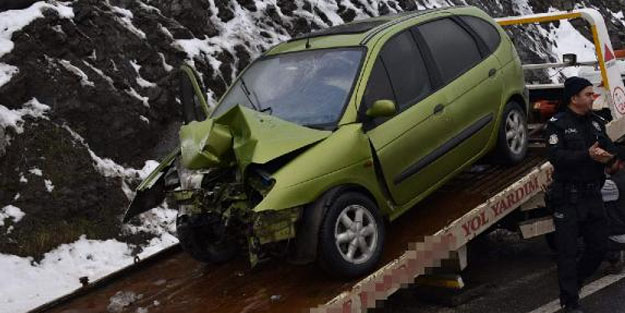 Bilecik'te otomobil bariyerlere çarptı: 1 ölü, 1 yaralı