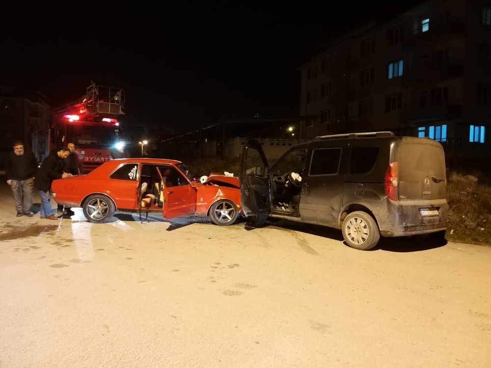 Bilecik’te otomobil ile hafif ticari araç çarpıştı: 6 yaralı 