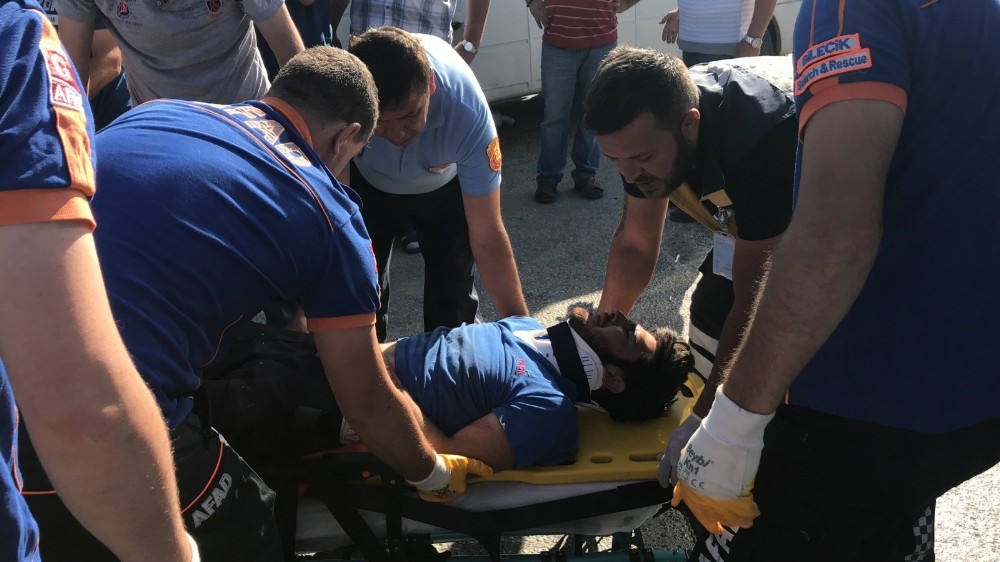 Bilecik’te otomobil ile minibüs kafa kafaya çarpıştı: 2 yaralı 
