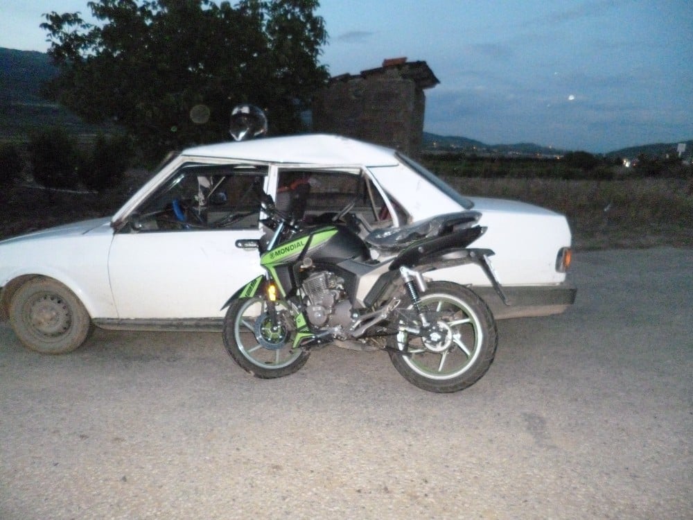 Bilecik’te otomobil ve motosiklet çarpıştı: 3 yaralı 