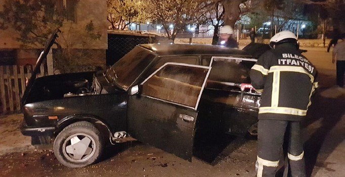 Bilecik'te park halindeki otomobil alev aldı