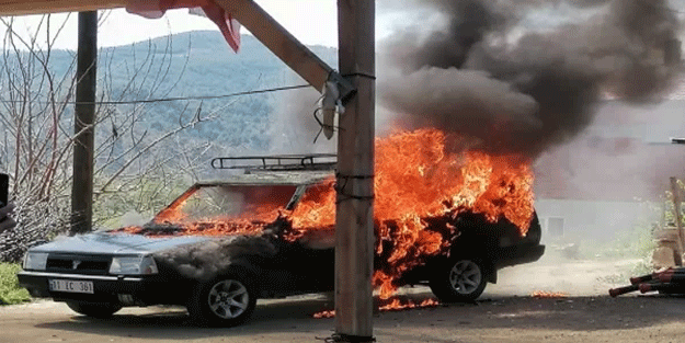 Bilecik'te park halindeki otomobil yandı