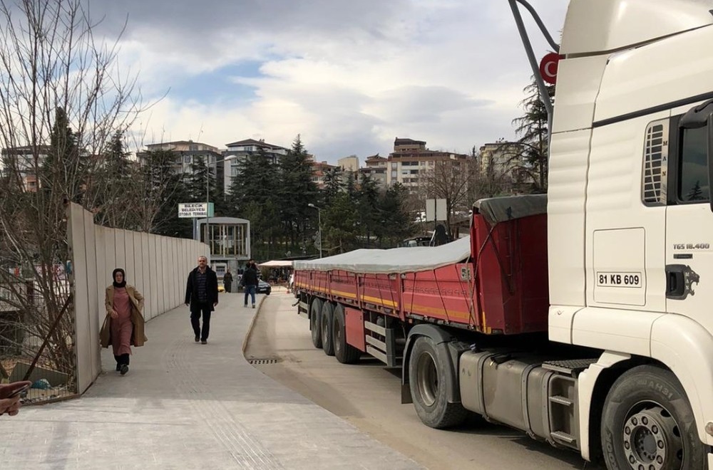 Bilecik’te tırlar yanlış istikamete yönlendirince sürücüler zor anlar yaşadı 
