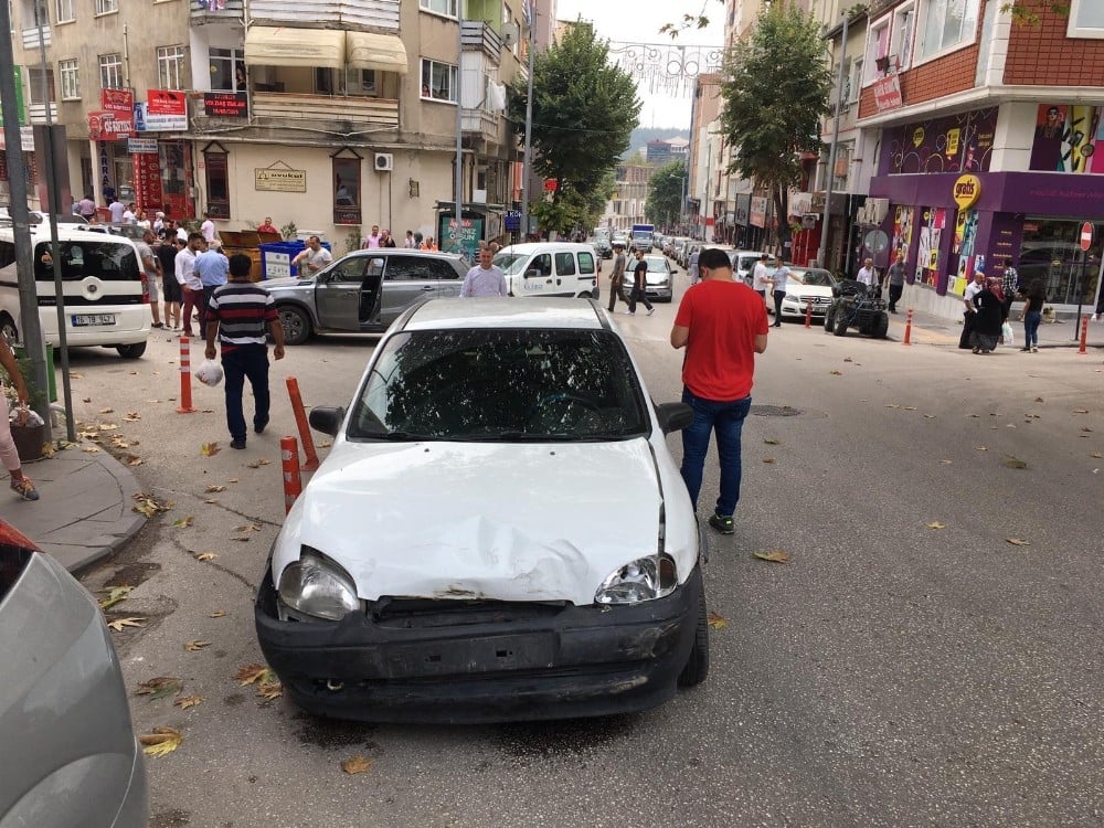Bilecik’te ucuz atlatılan kaza güvenlik kameralarına yansıdı 