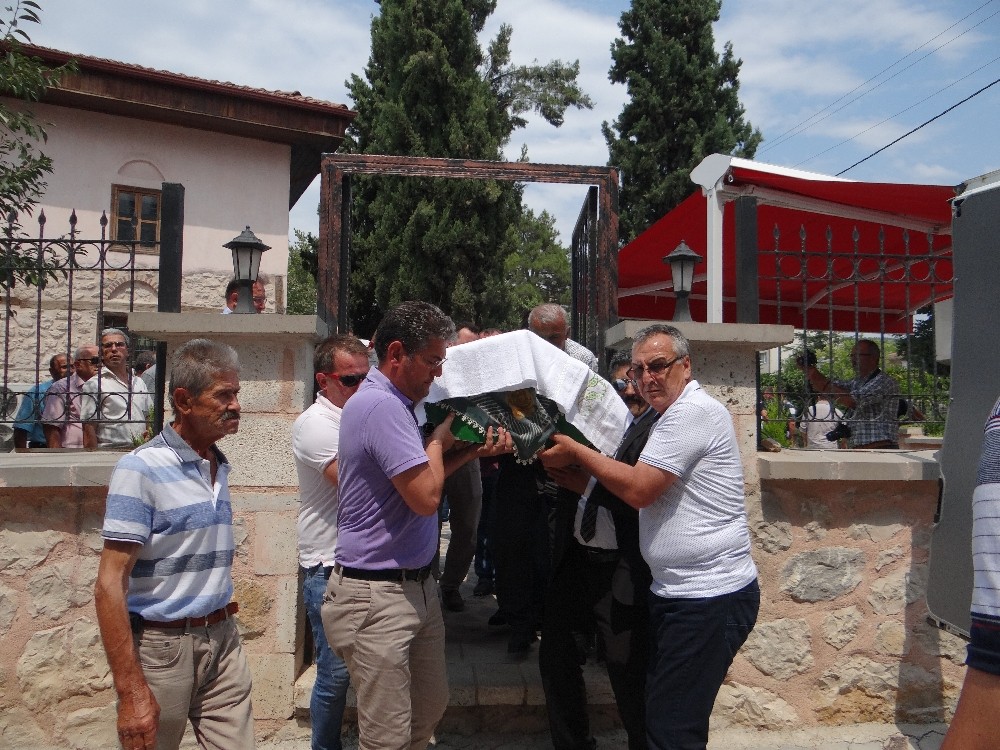 Bilecik’te üzerine cam kaplama düşen kadın 17 günlük hayat mücadelesi kaybetti 