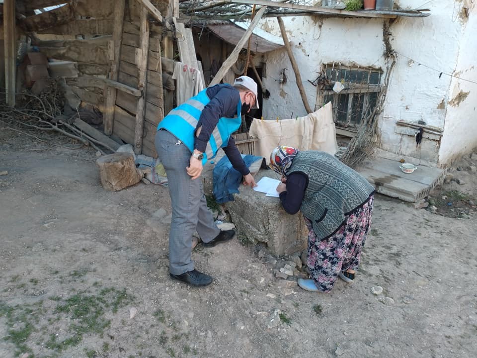 Bilecik’te Vefa ve Sosyal Destek Grubu emeklilerin maaşlarını evlerine teslim ediyor 