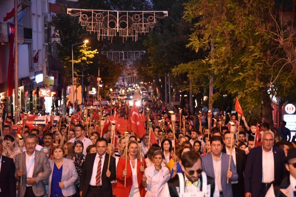 Bilecik’teki fener alayında caddeler doldu taştı 
