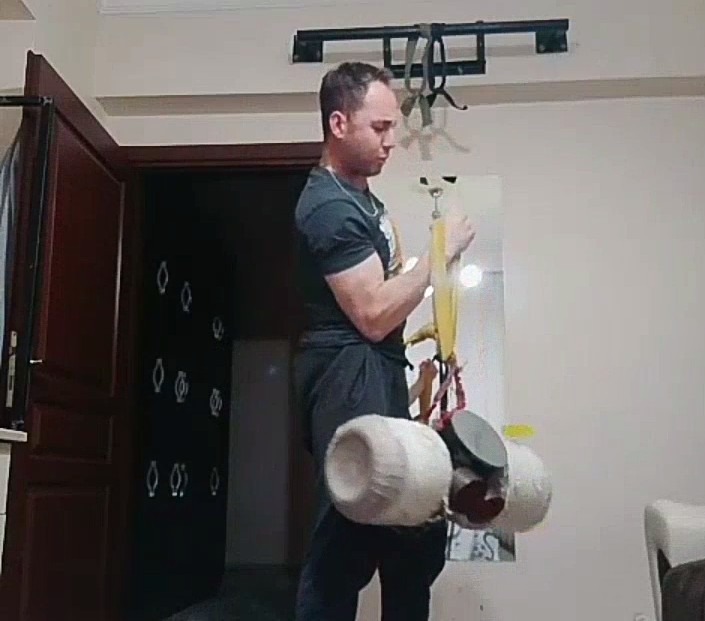 Bilek Güreşçiler, evlerinin çatılarında çalışıyorlar 