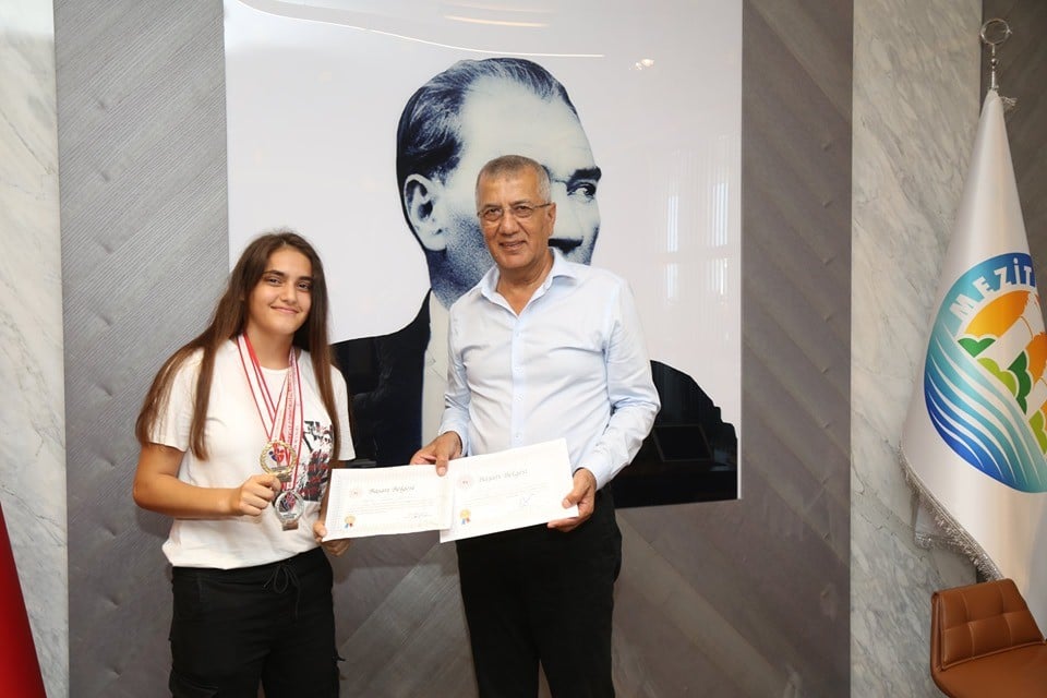 Bilek güreşi şampiyonları, Başkan Tarhan’ı ziyaret etti 