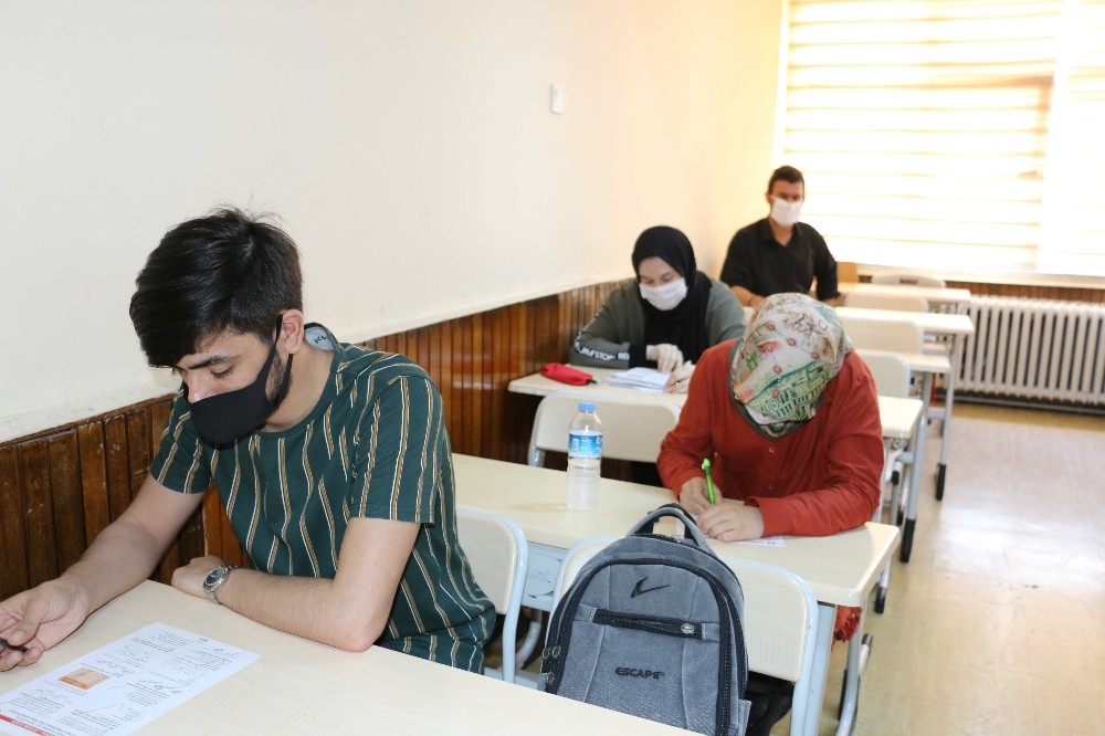 Bilgi Evleri ve Gençlik Merkezleri’nde yüz yüze eğitimler başladı 