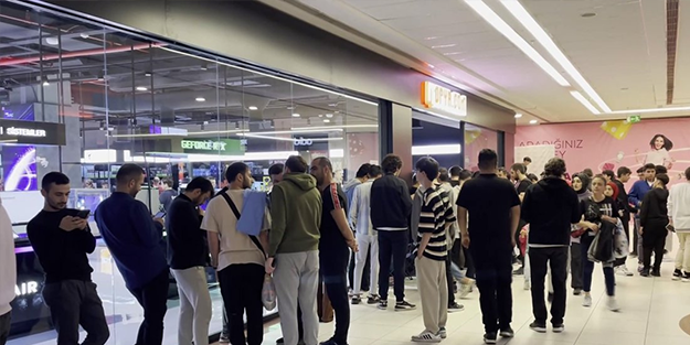 Bilgisayar için 3 saat kuyrukta beklediler