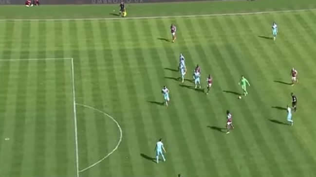 Kaleci bütün takımı çalımlayarak gol attı!