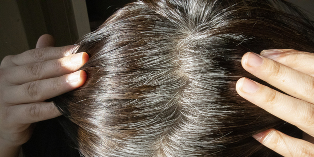Bilim insanları sonunda keşfetti: Stres neden saçlarımızın beyazlamasına yol açar?