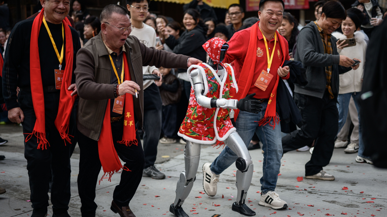 Bilim kurgu gerçek oldu! İnsanlar ve robotlar ilk kez aynı sahnede buluştu