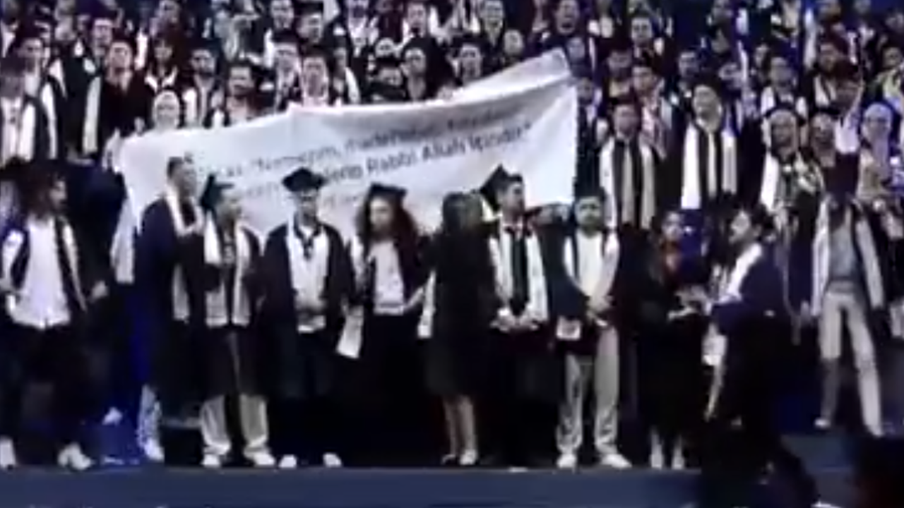 Bilimde müthiş ilerleyiş: Laboratuvar ortamında üretilen maymunlar ilkel insani hareketler yapıyor hatta slogan atıyor!