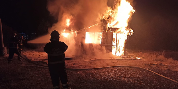 Bilinmeyen nedenle başlayan yangın barakayı alev topuna dönüştürdü