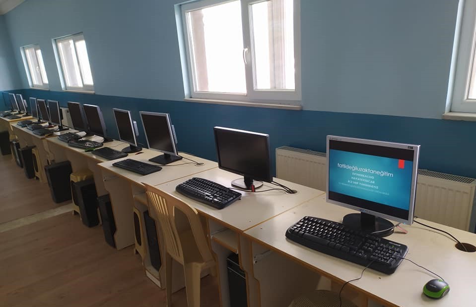 Bilişim sınıflarındaki bilgisayarlar öğrencilere veriliyor 