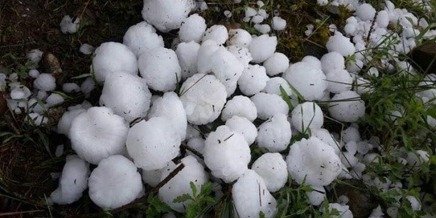 Bilye büyüklüğünde yağdı! Dolu hayatı felç etti