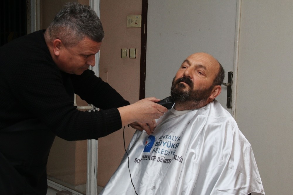 Bimekan’daki evsizlere kuaför hizmeti verildi 