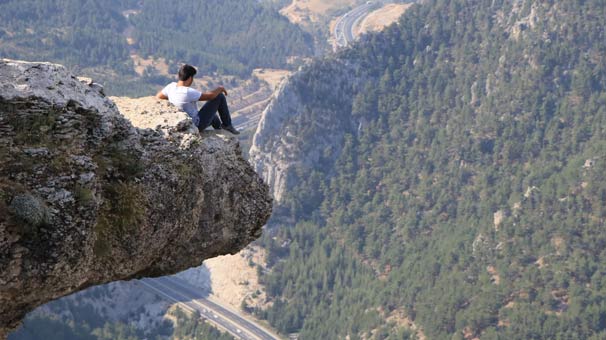 Bin 650 metre uçurumun kenarında fotoğraf kuyruğu