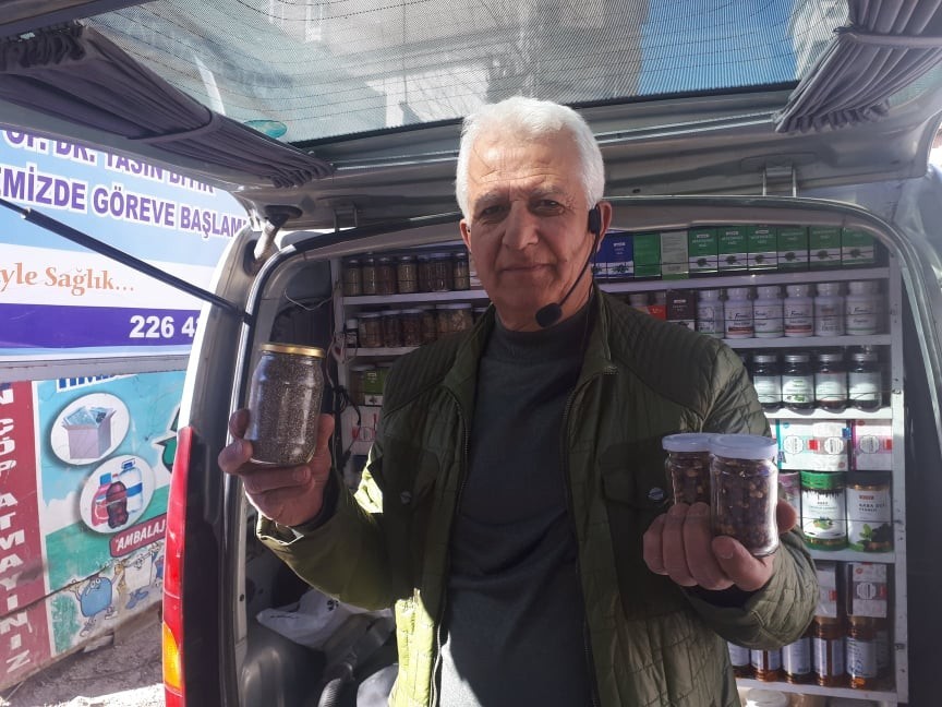 Bin 700 çeşit şifalı ürünü ilçe pazarlarında satıyor 