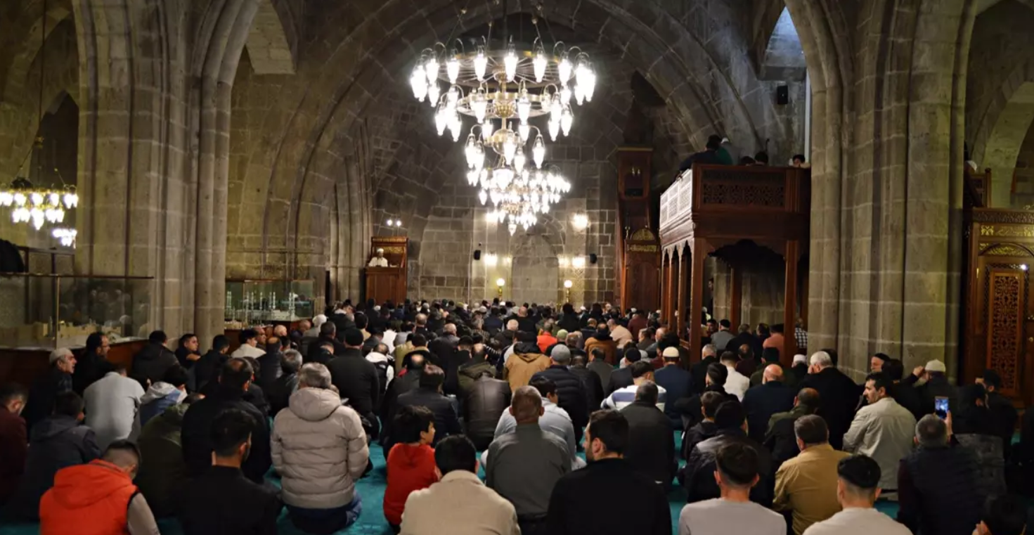 'Bin aydan daha hayırlı' olan Kadir Gecesi dualarla idrak edildi