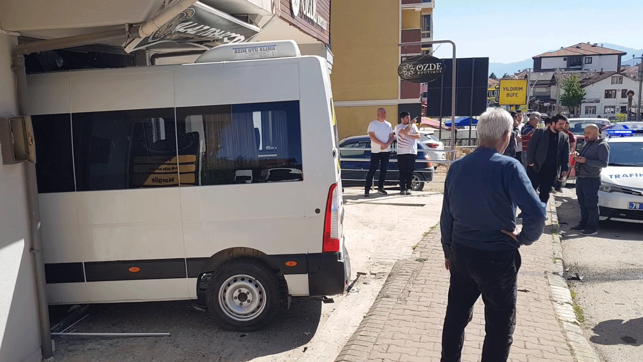 Bin bir emekle açtıkları dükkanın ilk müşterisi freni patlayan öğrenci servisi oldu! Faciadan dönüldü