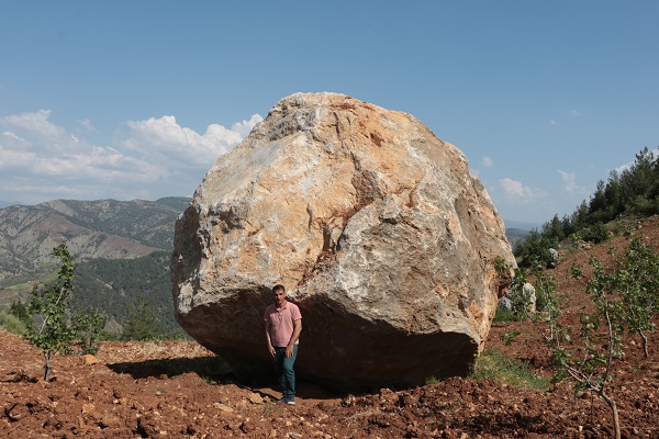 Bin rakımlı köyde böyle önlem alındı! Tonlarca ağırlıktaki dev kayalar köye yaklaştı!