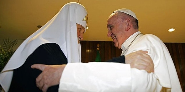 Bin yıl aforozlaştılar, ateist Küba'da buluştular!