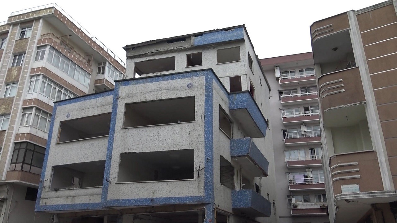 Bina boşaltılmıştı! Balkon kendiliğinden çöktü