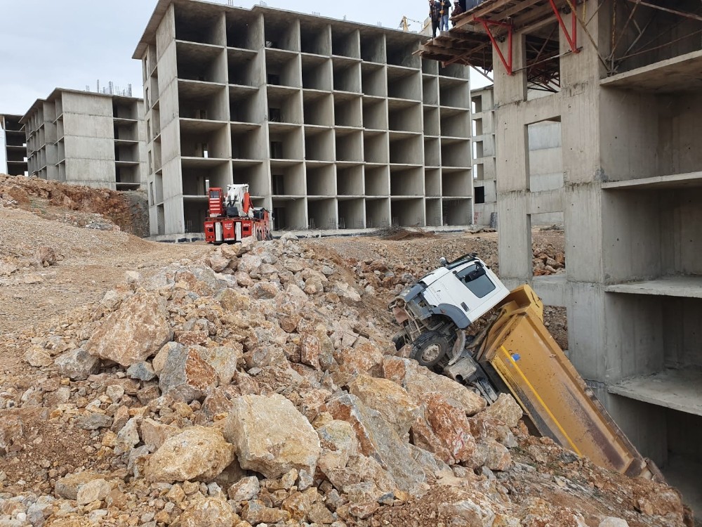 Bina boşluğuna devrilen kamyonu vinç çıkardı 