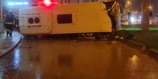 Bina duvarına çarpan midibüs devrildi