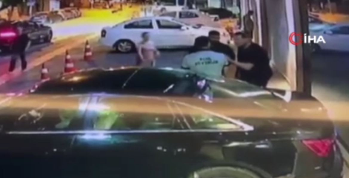 Bina duvarına işeyen adam güvenlik görevlisine saldırdı