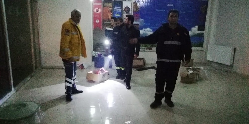 Bina girişinde yakılan ateş paniğe neden oldu 