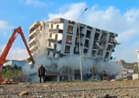 Bina kağıt gibi dağıldı!