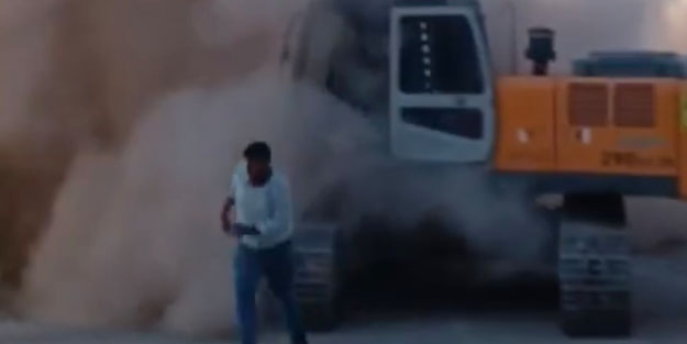 Bina tek dokunuşla yıkıldı operatör kepçeyi bırakıp kaçtı