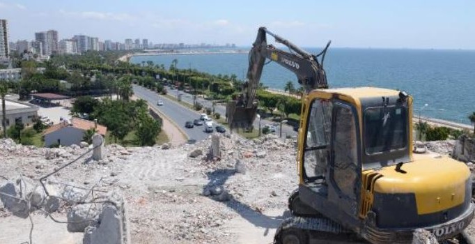 Bina tepesinde iş makinesiyle yıkım