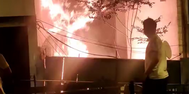 Bina yanarken mahallenin yaptığı akılalmaz hareketler olay oldu