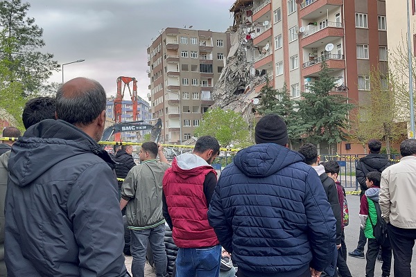 Bina yıkımını film izler gibi izlediler