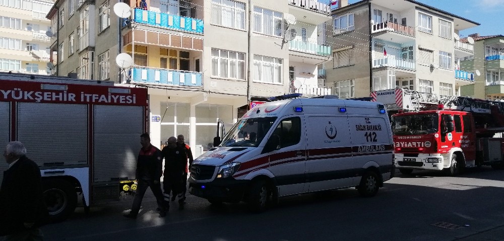 Binada bulunan kanepeyi yaktılar, 4 katlı binayı birbirine kattılar 